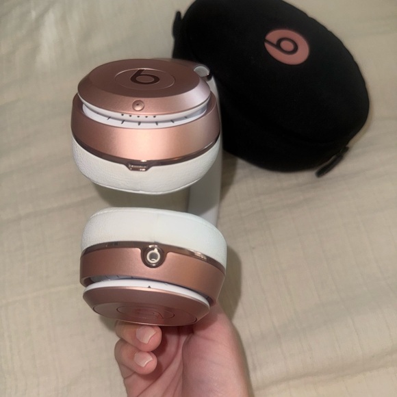 Beats Rose Gold Wireless Headphones with Case - Picture 4 of 4